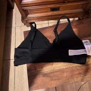 Black Ribbed Triangle Bralette and leggings for gym exercise